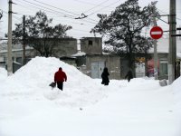 Сугроб чуть выше человеческого роста