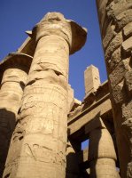 На многих колоннах храма до сих пор остались многочисленные изображения.