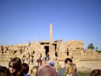 С этим обелиском связана особая история. Его построила уже известная нам ЦАРИЦА ХАТШЕПСУТ, которую невзлюбил последующий фараон.