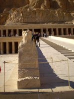 При подъёме на третий этаж храма Вас встречает статуя египетского бога Горуса.